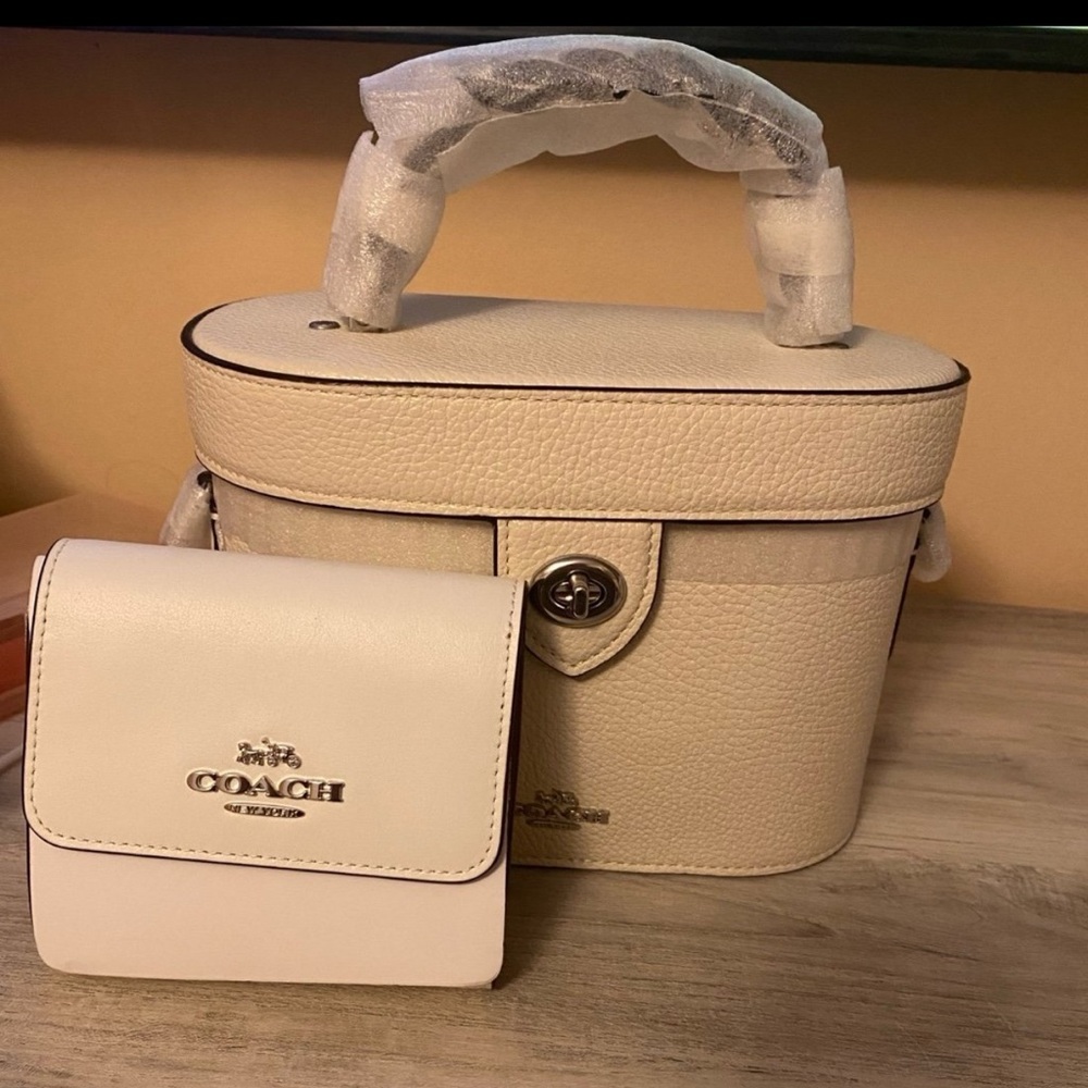 •Coach Kay crossbody 
•Color:Chalk (off-white)
•Wallet:Small Trifold W/signiture